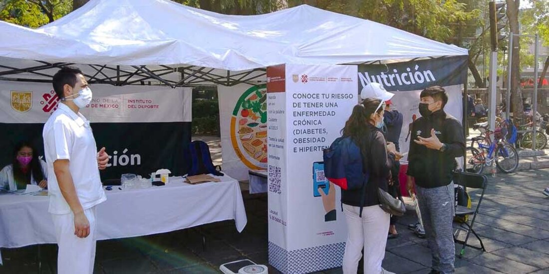 Salud CDMX instala módulo para ayudar a las personas a conocer su glucosa, presión arterial peso y talla