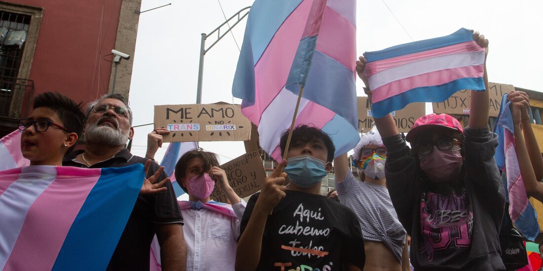 Niños, adolescentes y adultos exigen la Ley de Infancias Trans, en 2021, al Congreso capitalino.