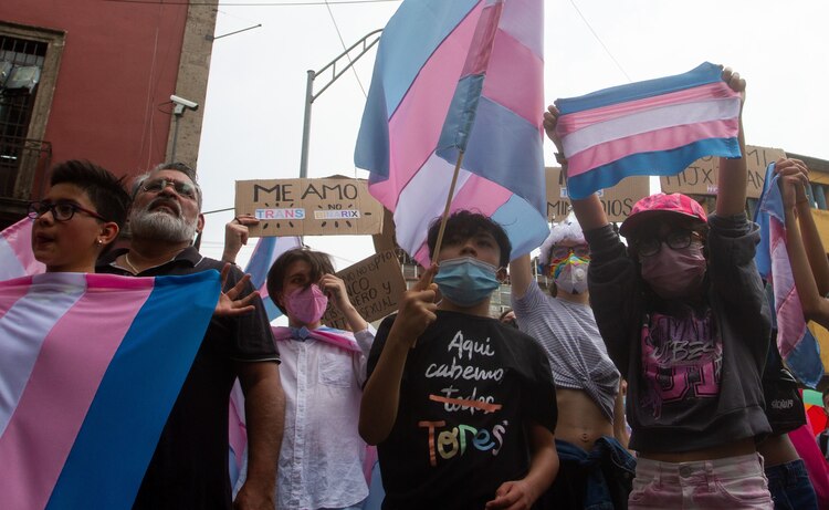 Niños, adolescentes y adultos exigen la Ley de Infancias Trans, en 2021, al Congreso capitalino.