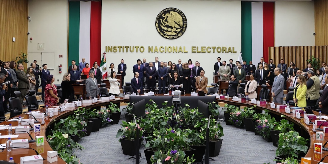 Consejeros del INE, durante sesión extraordinaria