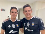Sebastián Córdova acompañado del francés Florian Thauvin, su nuevo compañero en Tigres.