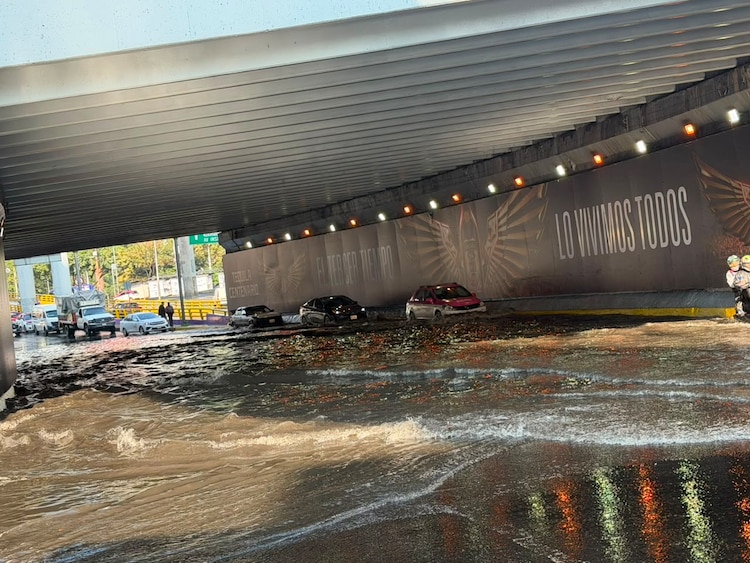 Inundación en la avenida San Antonio y Periférico, el 11 de junio de 2026.