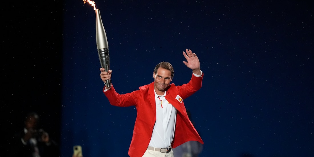 Rafael Nadal con la antorcha olímpica durante la ceremonia inaugural de París 2024.