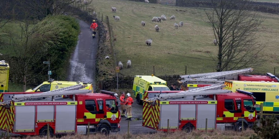 Servicios de emergencia acordonaron la zona rural de Littleborough tras el desplome de un avión ligero este lunes en Greater Manchester.