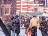 La gente camina por Times Square mientras cae nieve en Nueva York, ayer.