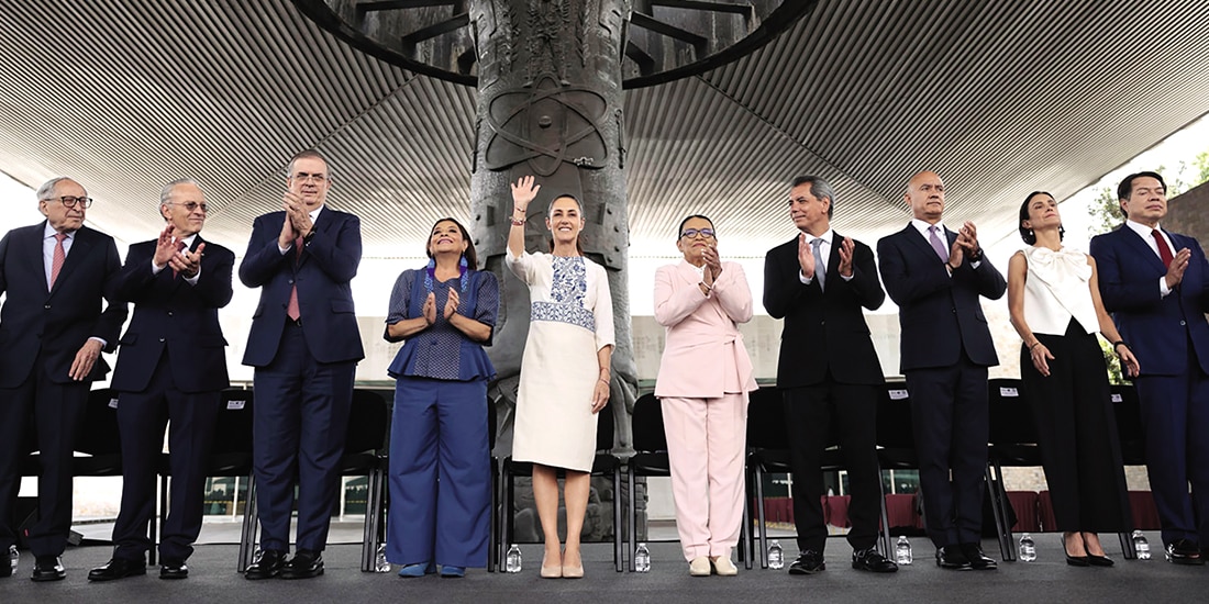 La Presidenta, ayer, con parte de su
gabinete y empresarios en Antropología
