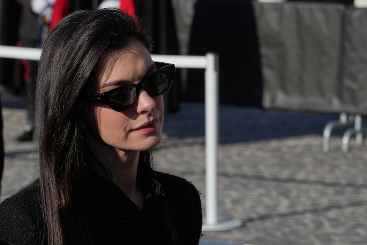 Anne Hathaway en el Funeral de Valentino Garavani