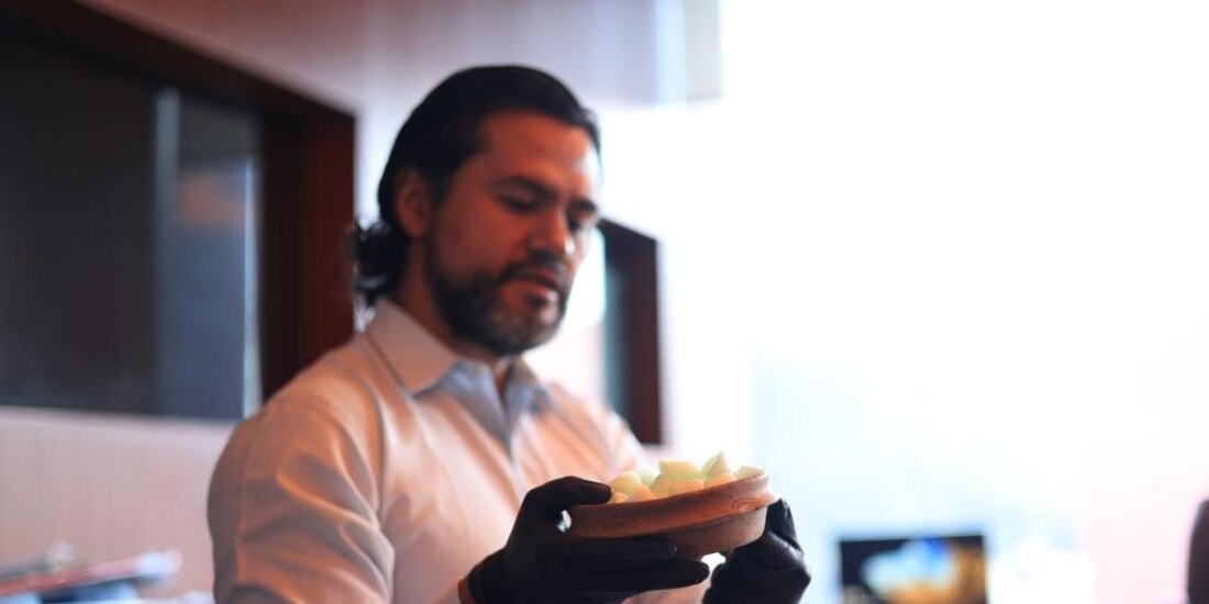 Especialistas del INAH resguardan las piezas recuperadas, para su análisis y difusión.