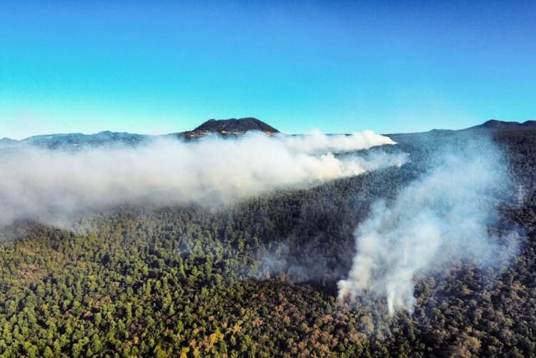 Las autoridades reforzaron las labores para contener el incendio forestal en los cerros de Tepoztlán, activo desde el 9 de abril.