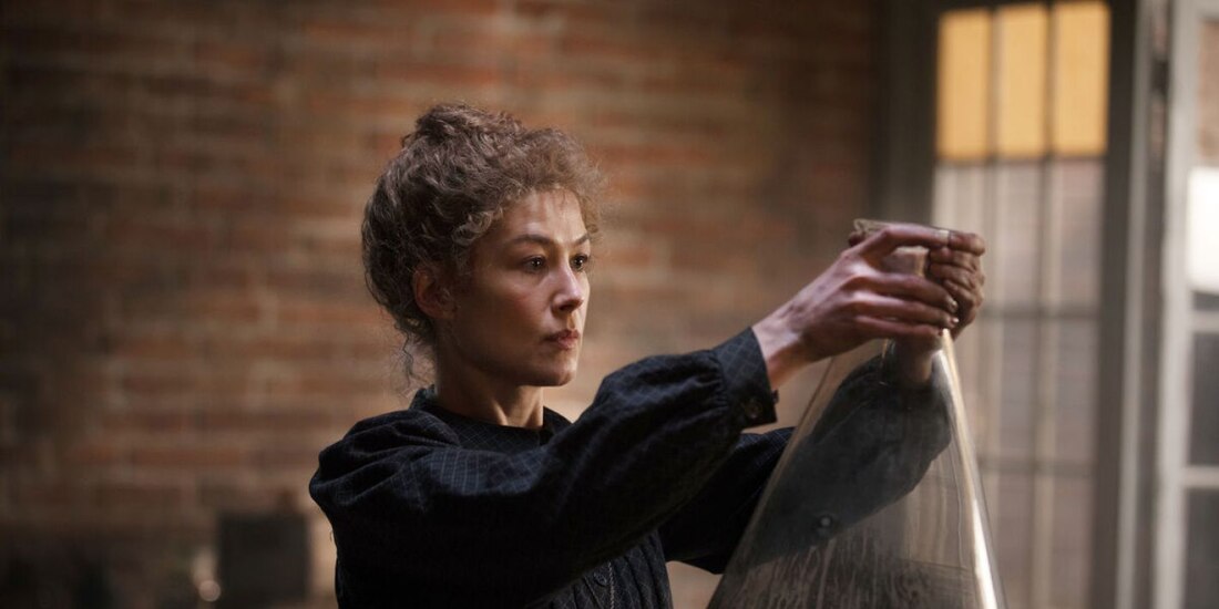 Rosamund Pike interpreta a Marie Curie en "Madame Curie"