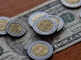 Peso pierde 0.47% frente al dólar ante un mercado con poca actividad.