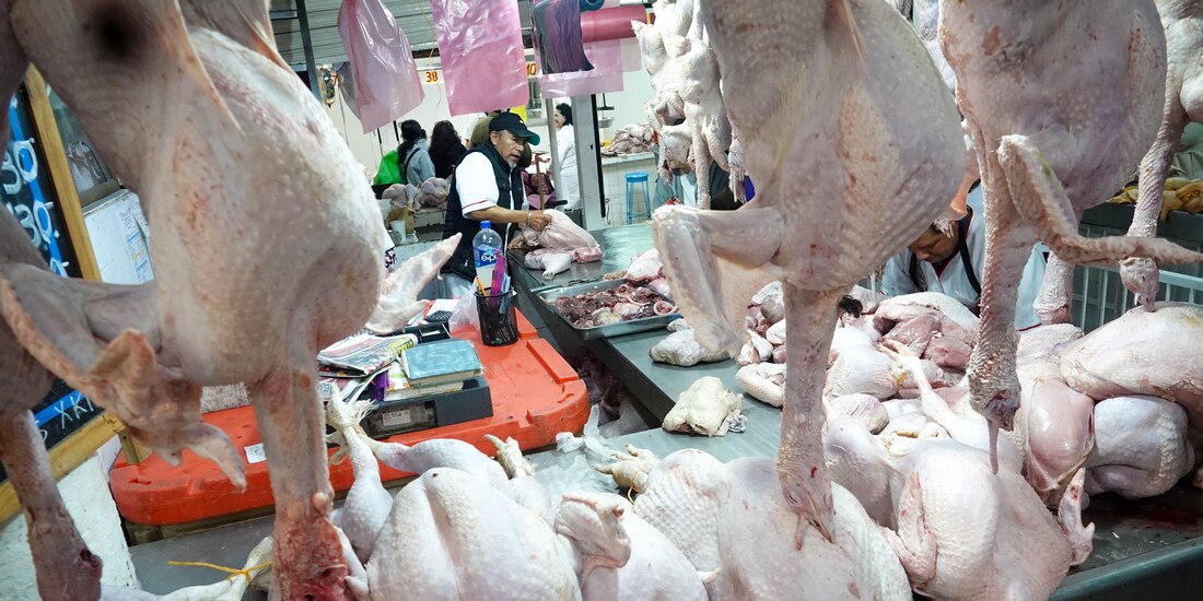 Vendedores de pavo en el mercado de San Juan, ayer.