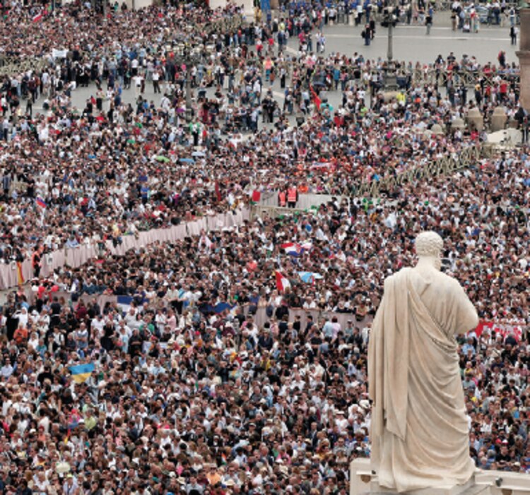 Fieles asisten a la primera homilía del papa León XiV, en la Basílica de San Pedro, ayer.