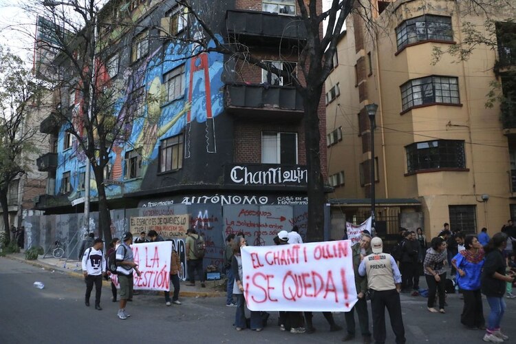 El 22 de noviembre de 2016, jóvenes se manifestaron tras el desalojo de 26 personas del Centro Cultural Okupa Chanti Ollin ubicado en el cruce de Circuito Interior y Rio Elba en la delegación Cuahutemoc.