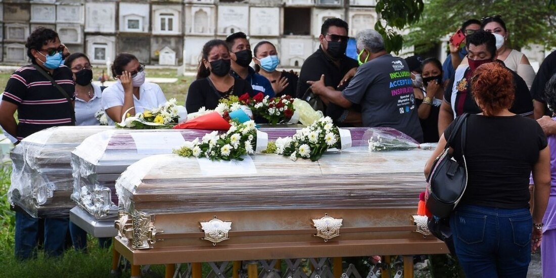 Familiares y amigos de Rosalba y de sus hijas de 11 y 13 años, víctimas de feminicidio, acudieron a darles el último adiós en el cementerio Siglo XXI de Campeche.