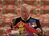 El rey Carlos III coloca pequeña bandera de la Corona Británica encima de féretro de la difunta reina Isabel II