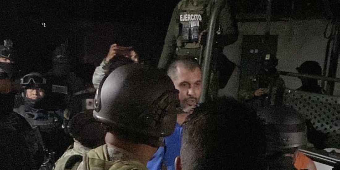 René Valencia, líder de Revolución Social, rodeado de equipos de emergencia.