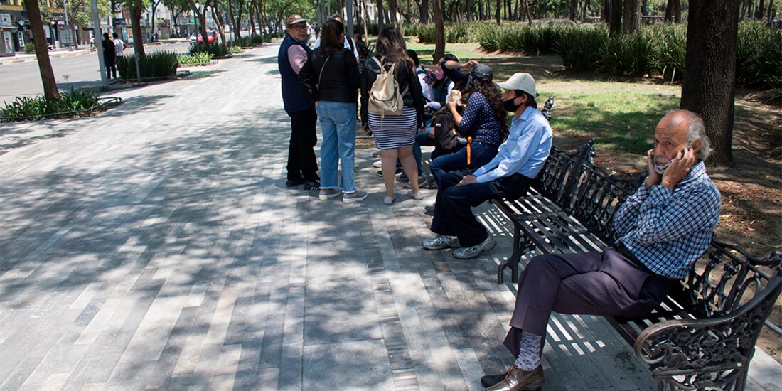 Al menos una decena de capitalinos descansan la tarde de ayer en las bancas de la Alameda Central; algunos incluso conversan sin mantener la distancia ni utilizar cubrebocas.