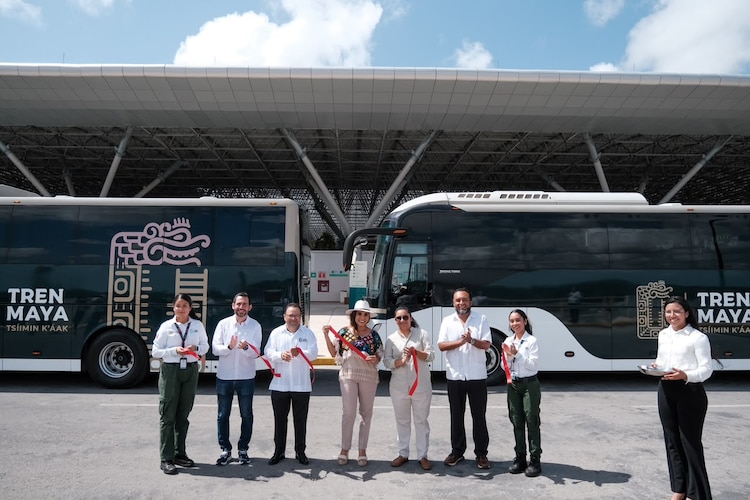 Mara Lezama y autoridades del Tren Maya encabezaron el banderazo del relanzamiento de la ruta Cancún-Playa del Carmen.
