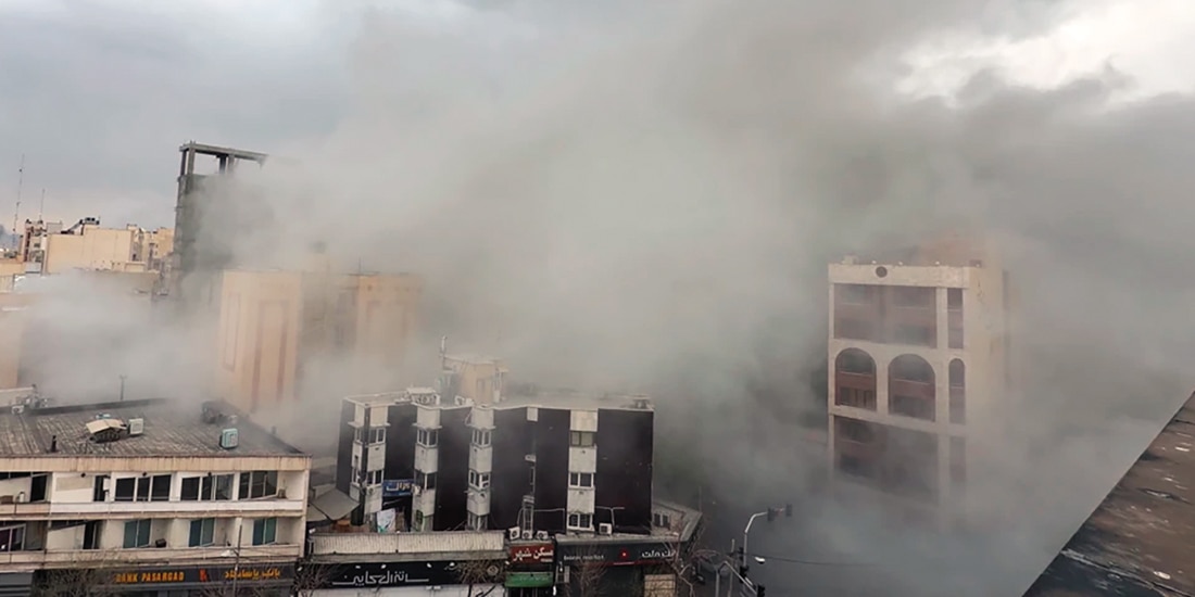 El humo envuelve una calle tras un ataque en Teherán, Irán, ayer.