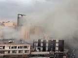 El humo envuelve una calle tras un ataque en Teherán, Irán, ayer.
