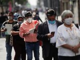 Habitantes de la CDMX con cubreboocas por el virus de COVID-19 que ya llevá un año en México.