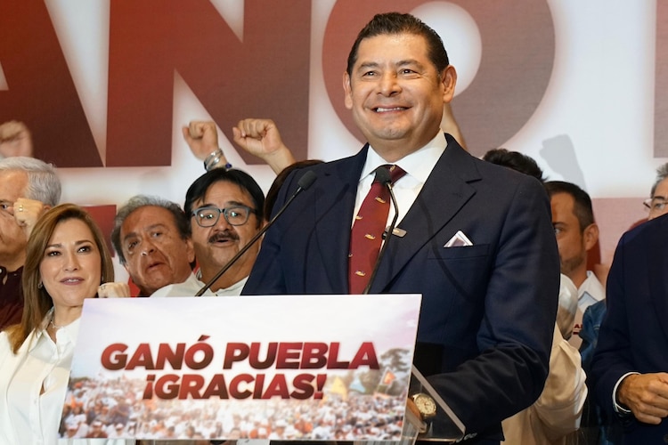 El candidato en Puebla, Alejandro Armenta, ayer, al festejar su triunfo.