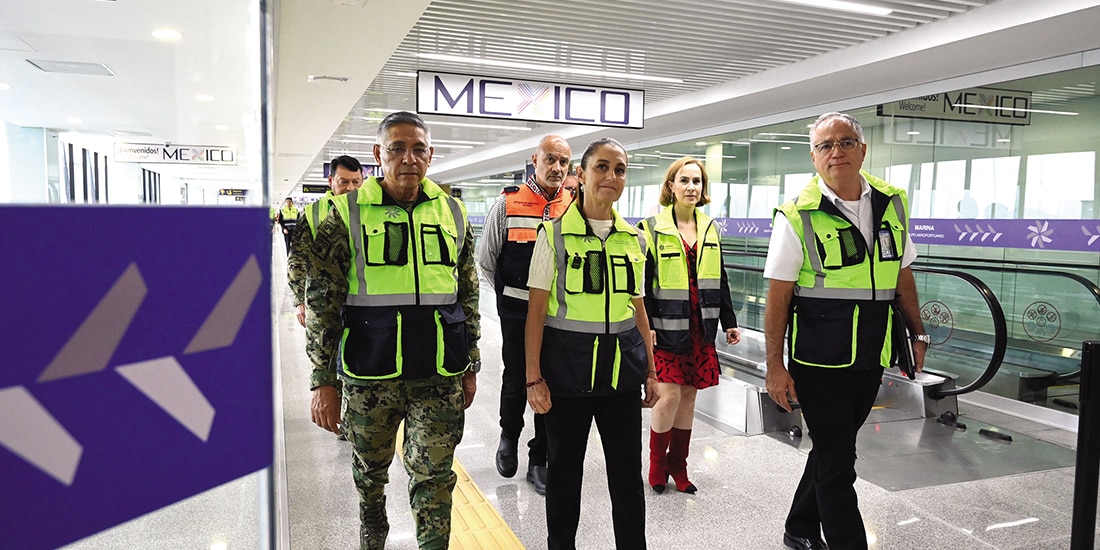De izq. a der.: el secretario de Marina, Raymundo Pedro Morales, la Presidenta Claudia Sheinbaum y el director del AICM, Juan José Padilla, ayer.