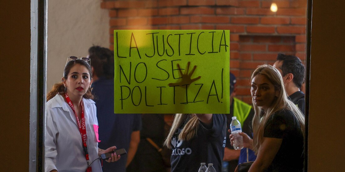 Empleados del Tribual se manifestaron ayer contra la reforma judicial en Coahuila.