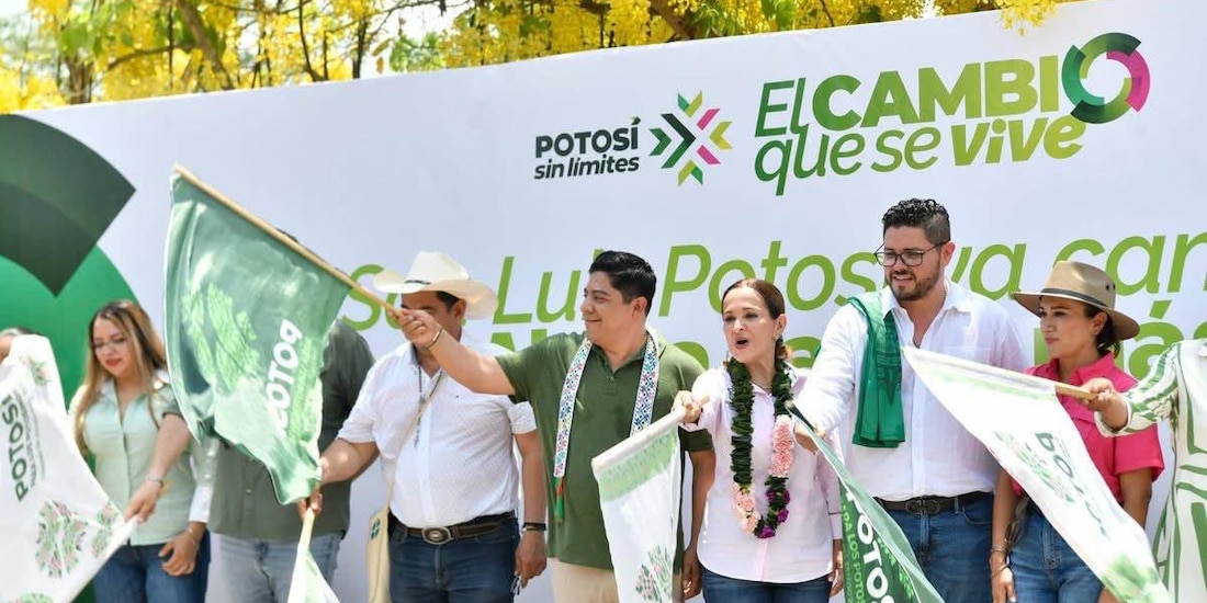 Al centro de la imagen el Gobernador constitucional.