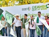 Al centro de la imagen el Gobernador constitucional.