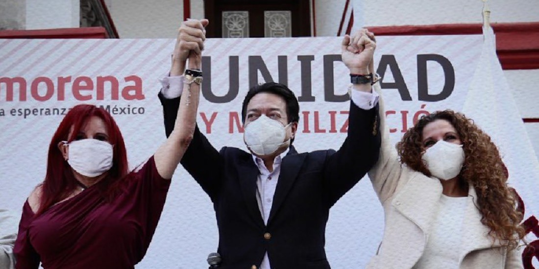 Mario Delgado levanta el brazo a Layda Sansores (a la izq.), como la primera candidata a gobernadora del partido para 2021, ayer.