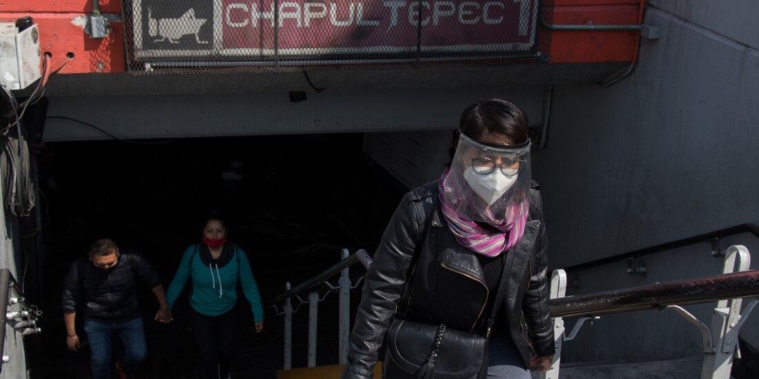 Usuarios salen de la estación Chapultepec de la línea 1 la cual comenzará a operar el próximo lunes 25 de enero