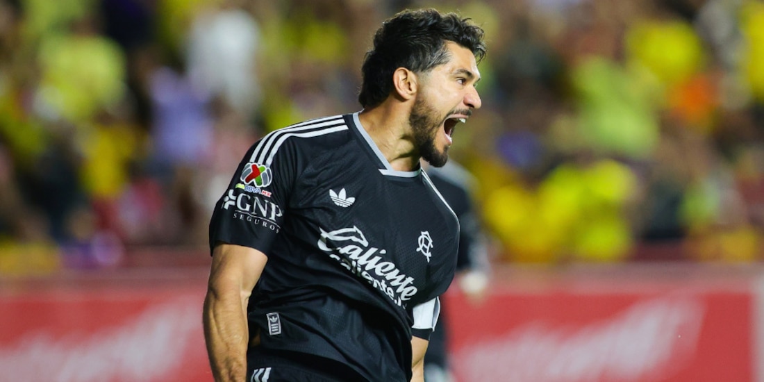Henry Martín celebra uno de sus goles ante Necaxa.