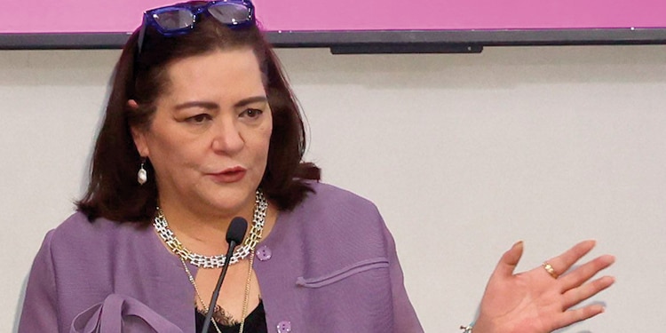 La consejera presidenta, en conferencia de prensa, en foto de archivo