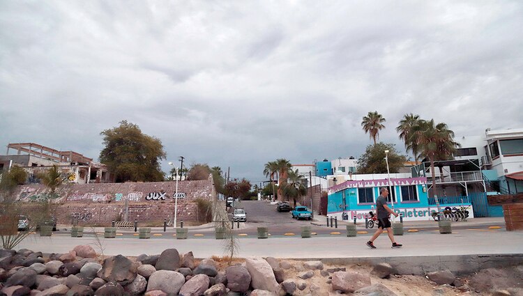 La ciudad de La Paz, BCS, amaneció ayer con mal tiempo por la tormenta Ileana.