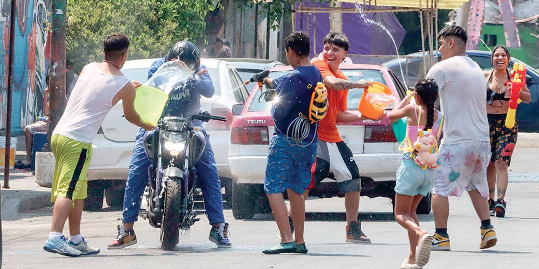 Vecinos de la colonia Morelos, en la CDMX, se mojan el Sábado de Gloria de 2024.