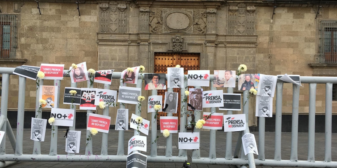 Periodistas colocaron un memorial en las vallas frente a la puerta de Palacio Nacional, el pasado 25 de enero de 2022.