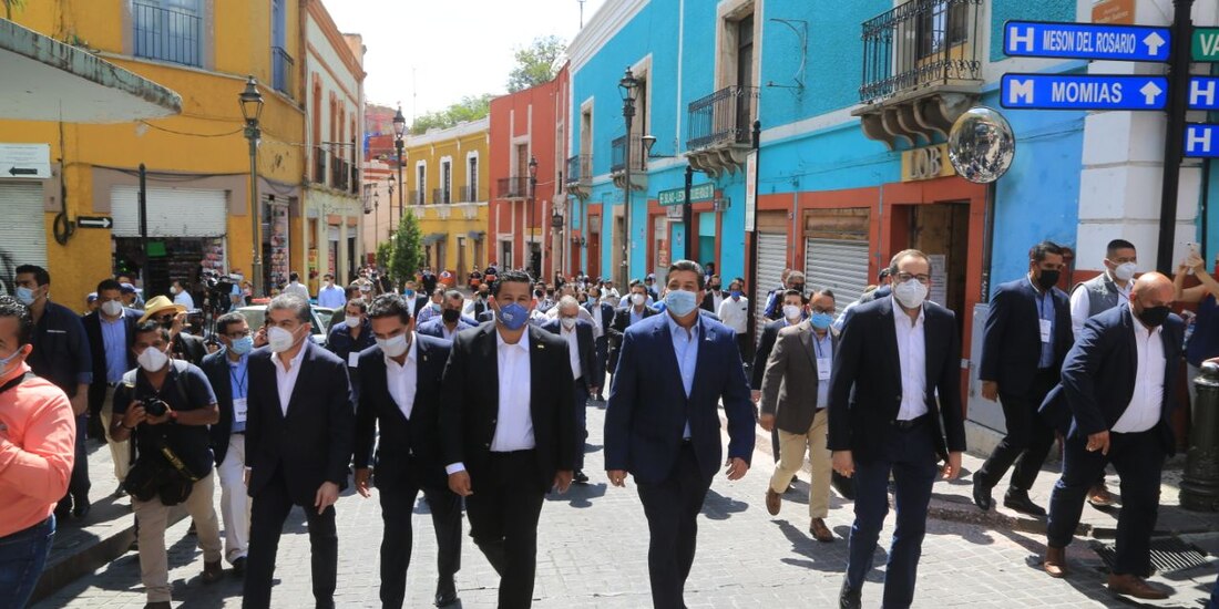 De izq. a der.: Miguel Riquelme, Silvano Aureoles, Diego Sinhue Rodríguez, Francisco García Cabeza de Vaca e Ignacio Peralta, ayer, en calles de Guanajuato.