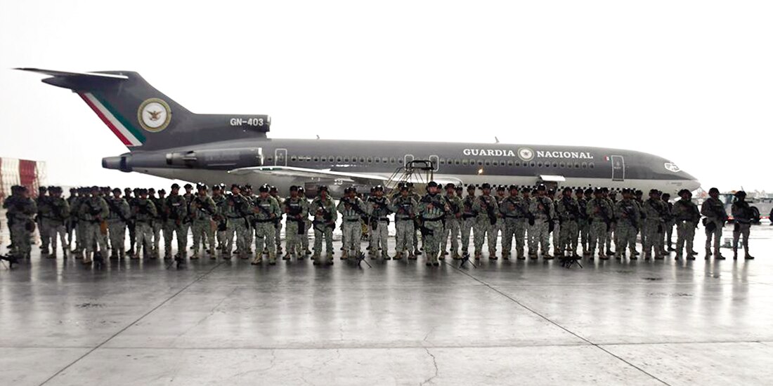 Despliegue de elementos de seguridad en una aeronave Boeing 727, ayer.