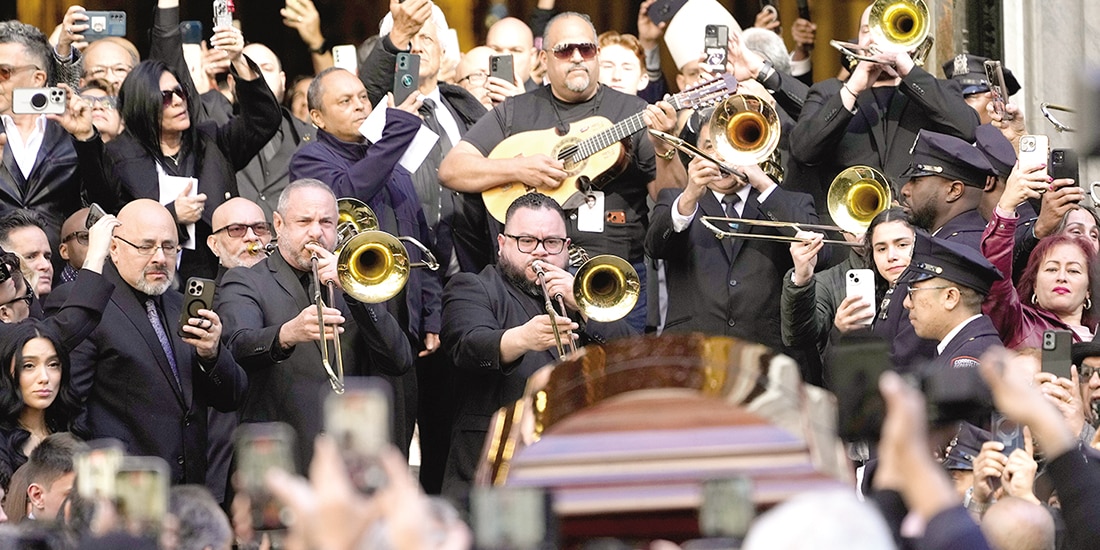 Trombonistas despiden al Malo del Bronx con música, ayer.