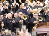 Trombonistas despiden al Malo del Bronx con música, ayer.