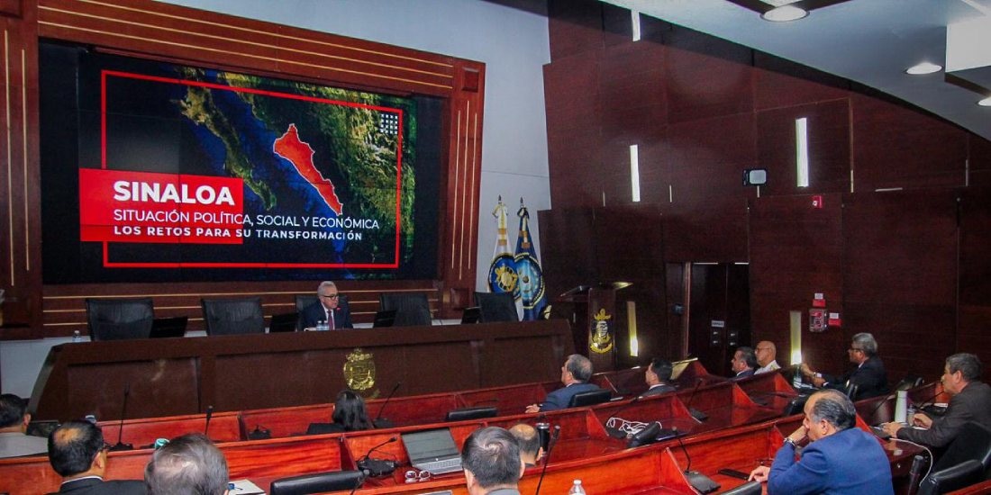 Rocha Moya imparte conferencia en el Centro de Estudios Superiores Navales en la CDMX.