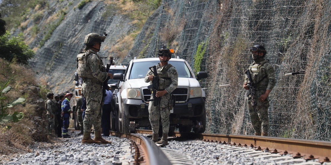 Elementos de Marina y Guardia Nacional en el punto en el que descarriló el tren Interoceánico.