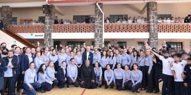 "En esta escuela nos enseñaron que siempre debemos buscar la verdad", dijo el gobernador.