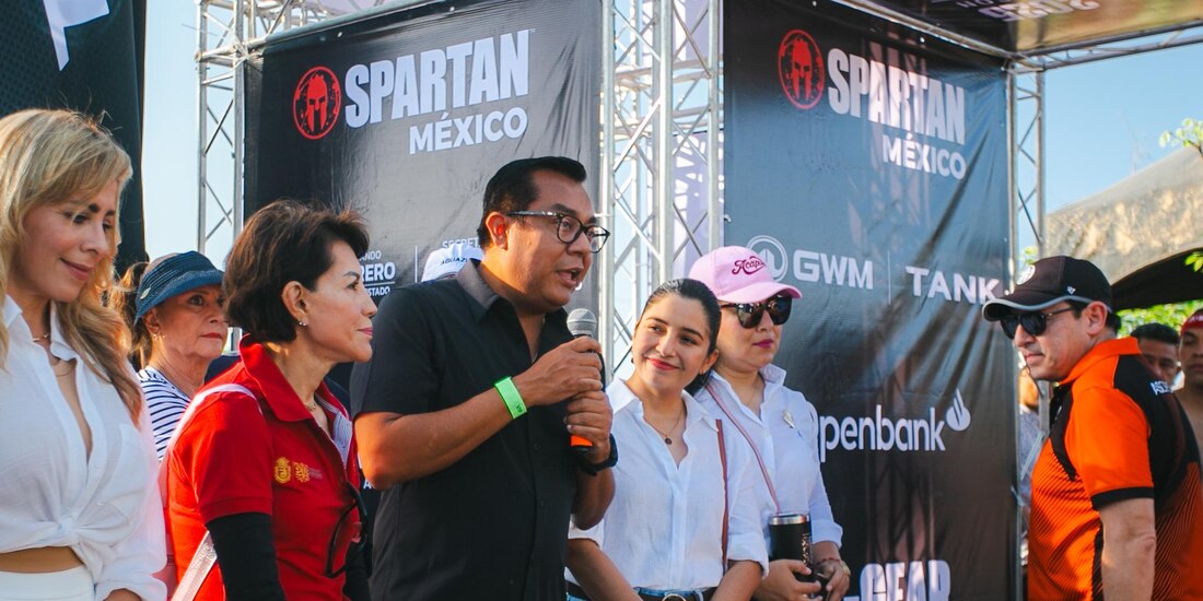 Al centro, el titular de la Secretaría de Turismo en Guerrero, Simón Quiñones Orozco.