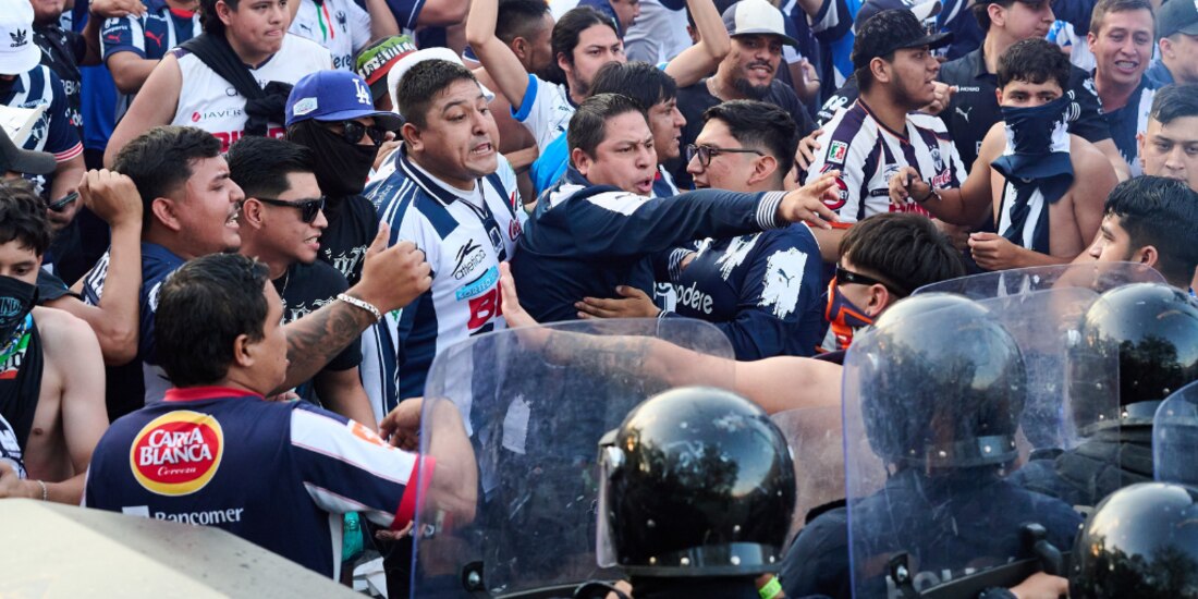 Afición del Monterrey y la policía tienen tremendo altercado.