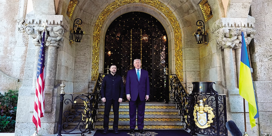 Donald Trump y Volodimir Zelenski en su club Mar-a-Lago, en Palm Beach, Florida, ayer.
