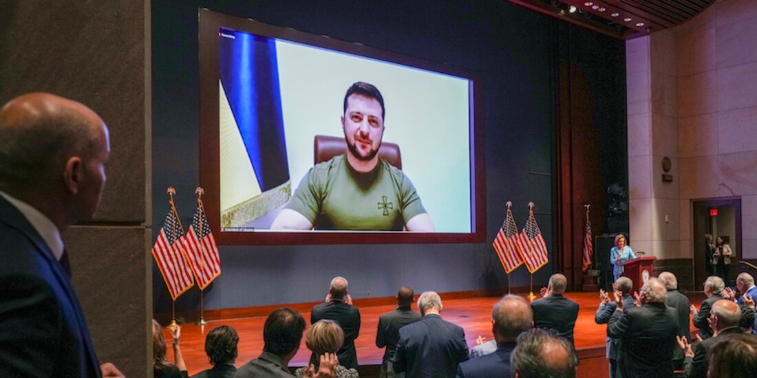 Miembros del Congreso le dan al presidente de Ucrania, Volodimir Zelensky, una ovación de pie, ayer.