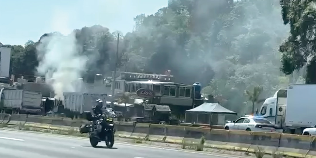 UN TRACTOCAMIÓN incendiado durante el pleito, ayer